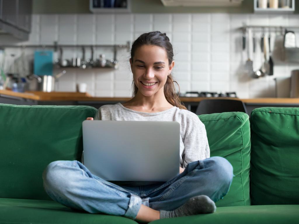 Woman with laptop header L